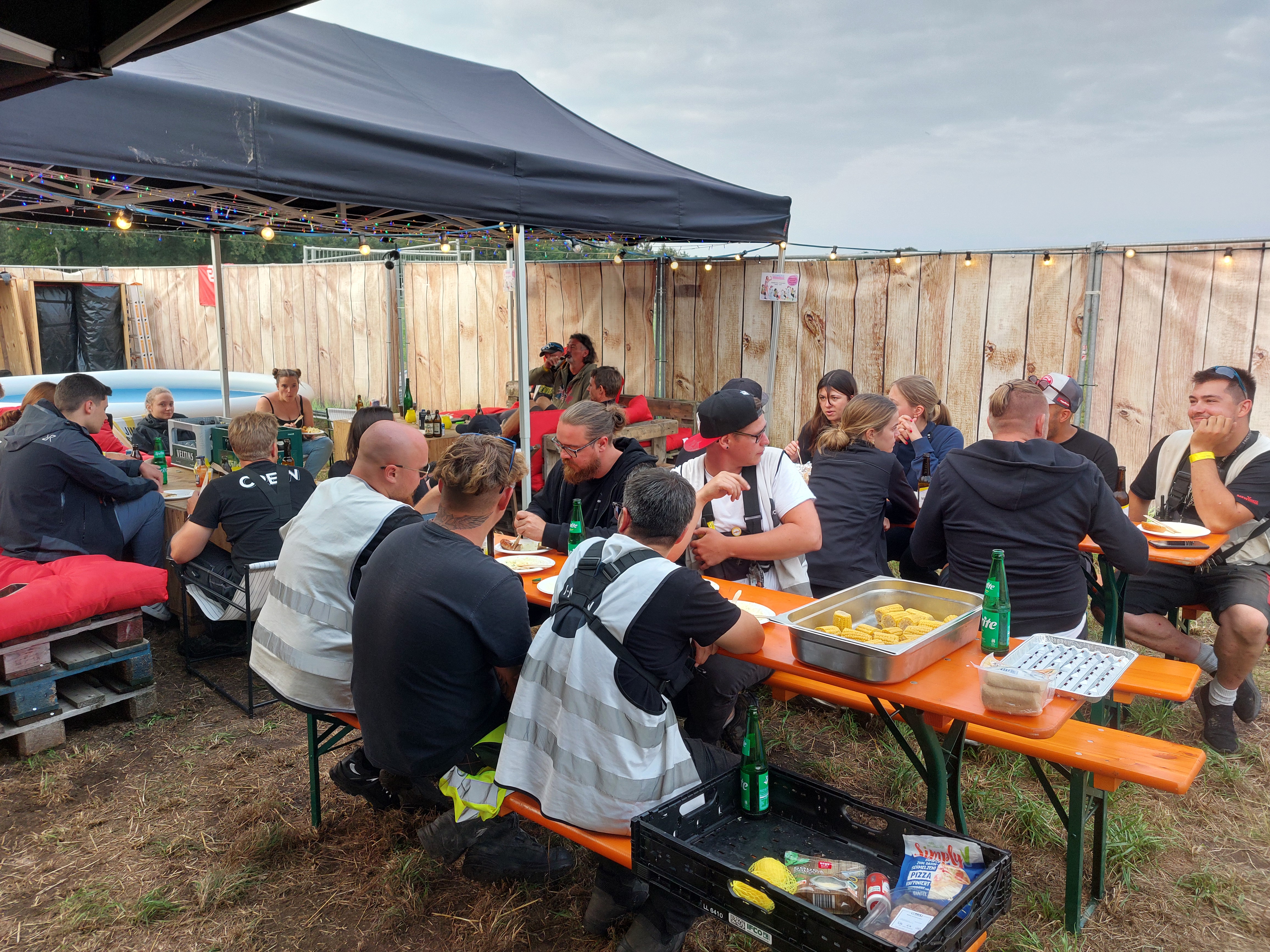 Crew beim gemeinsamen Essen auf dem Gelände