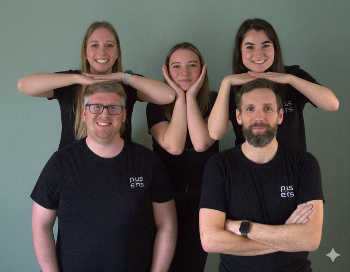 pluseins Teamfoto mit Humor
