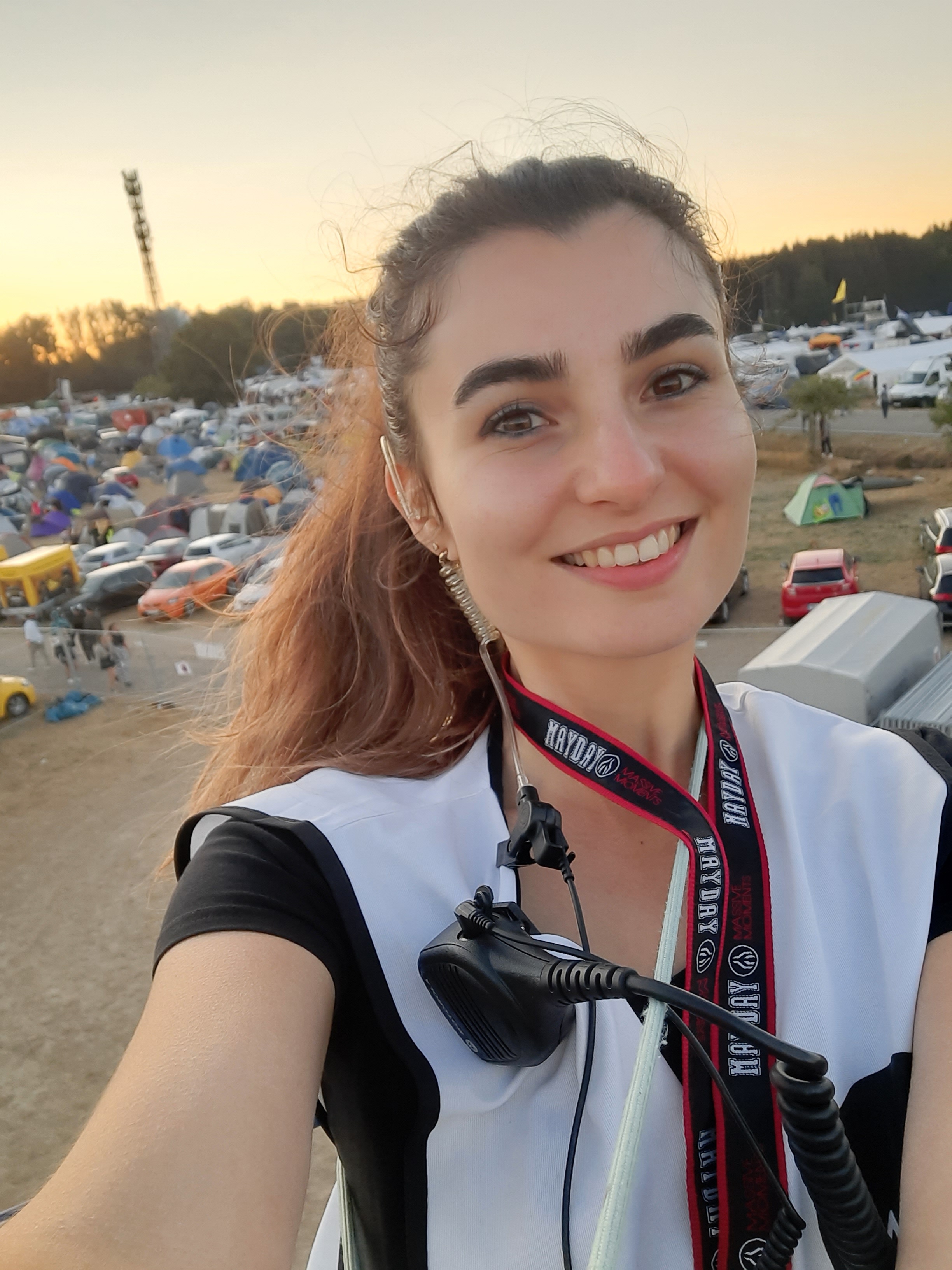 Laura Ermini Charakterbild mit Team